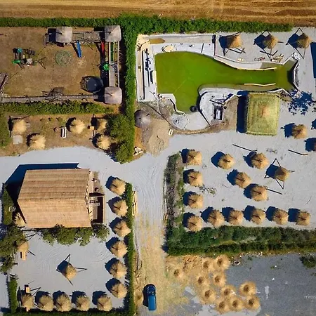 La Colibe, Catun Arhaic Ecologic Кемпинг