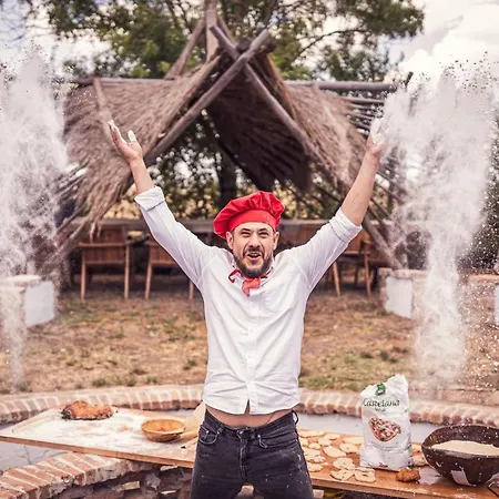 营地 La Colibe, Catun Arhaic Ecologic *